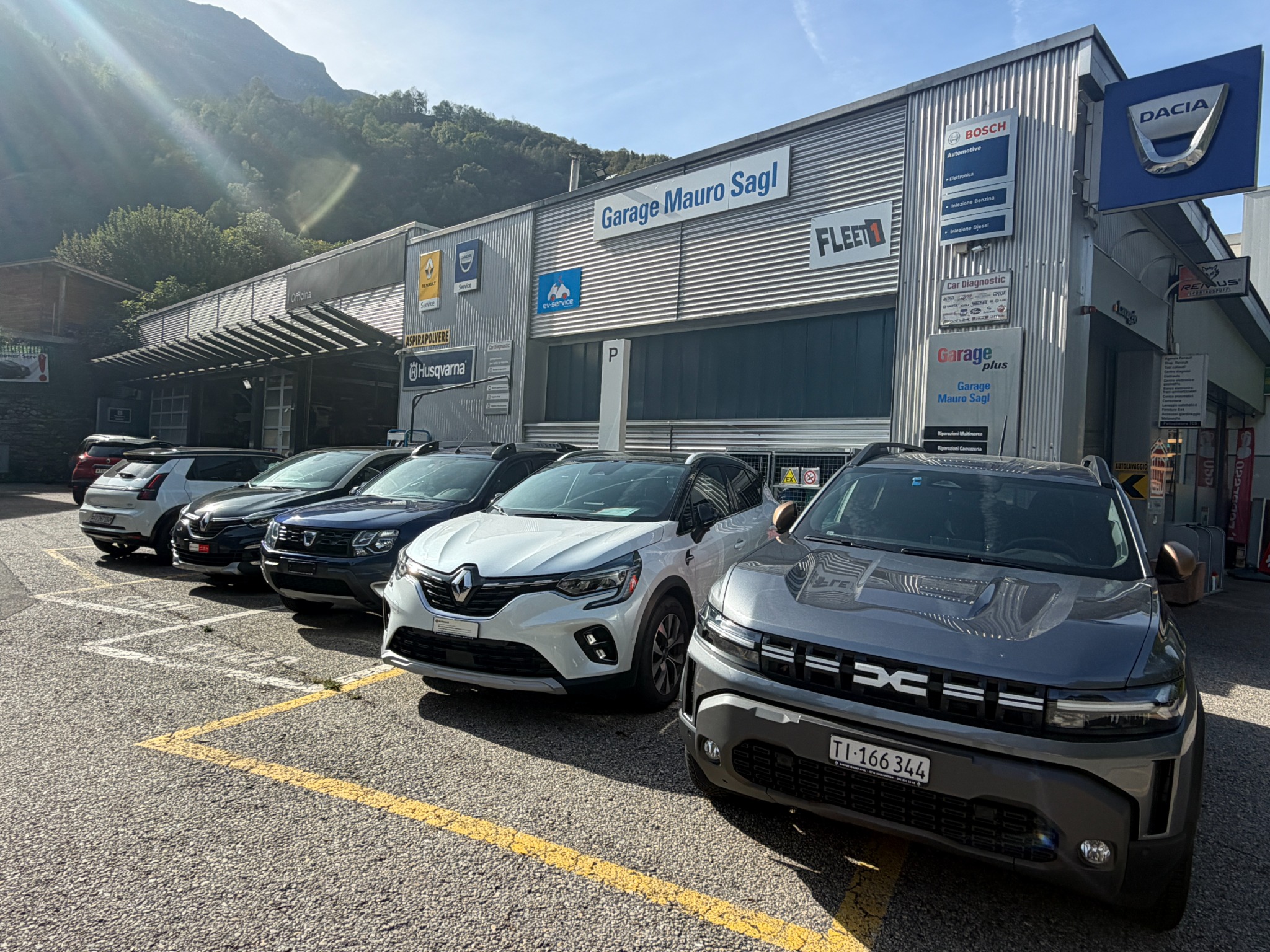 Il Garage Mauro con i veicoli esposti a Corzoneso